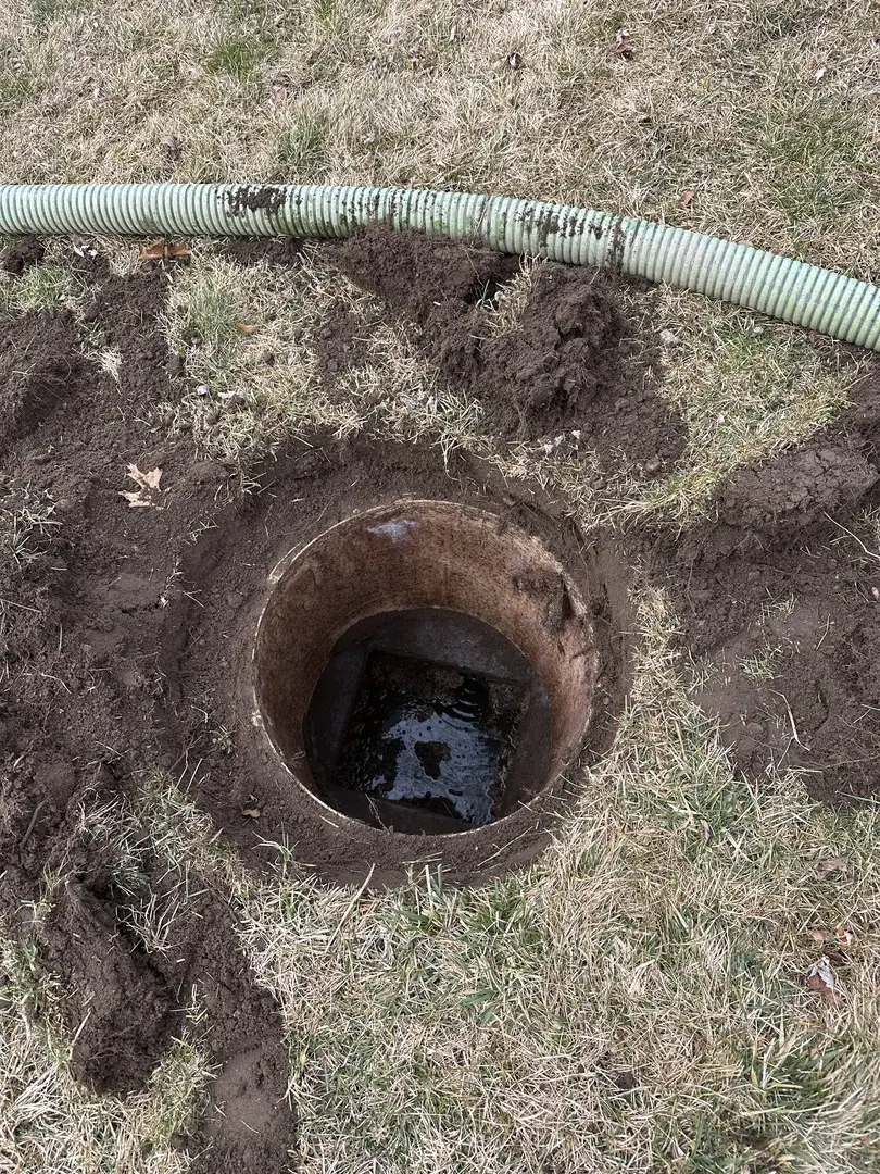 Emergency Septic Pumping in Eaton County, MI 1 installing a new septic tank